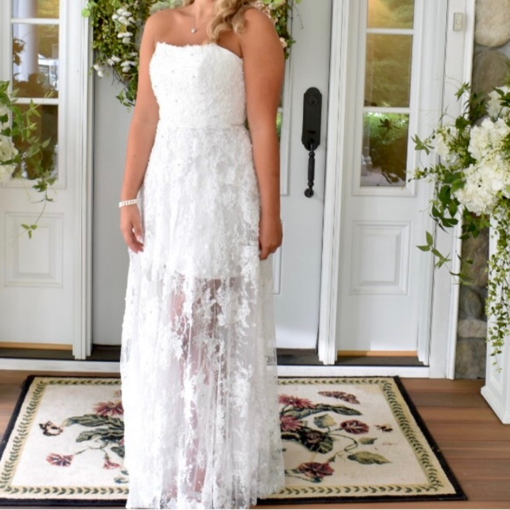 Description
White lace, Sherri Hill Prom Dress. with mini Chrystal's and pearls.